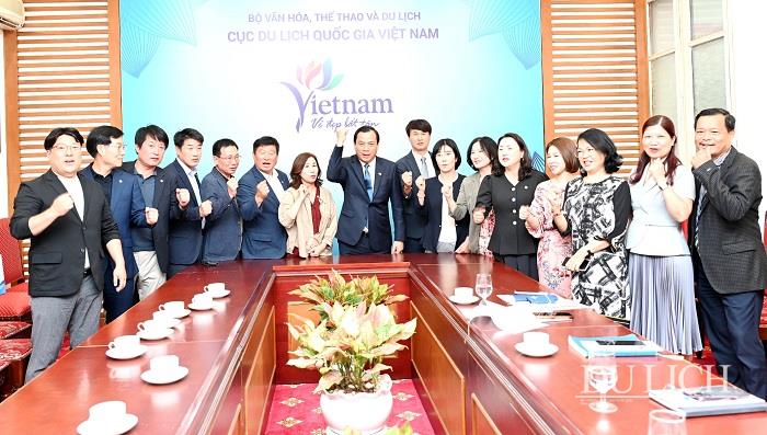 Cục trưởng Nguyễn Trùng Khánh đã hoan nghênh Hội đồng thành phố Hwaseong đến làm việc, trao đổi thông tin hợp tác với Cục du lịch Quốc gia Việt Nam